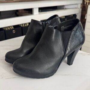 Elegant Black Heeled Boots with Croc-Embossed Accent
